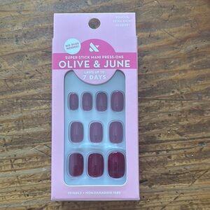 Olive & June Mulberry Press-On Nails